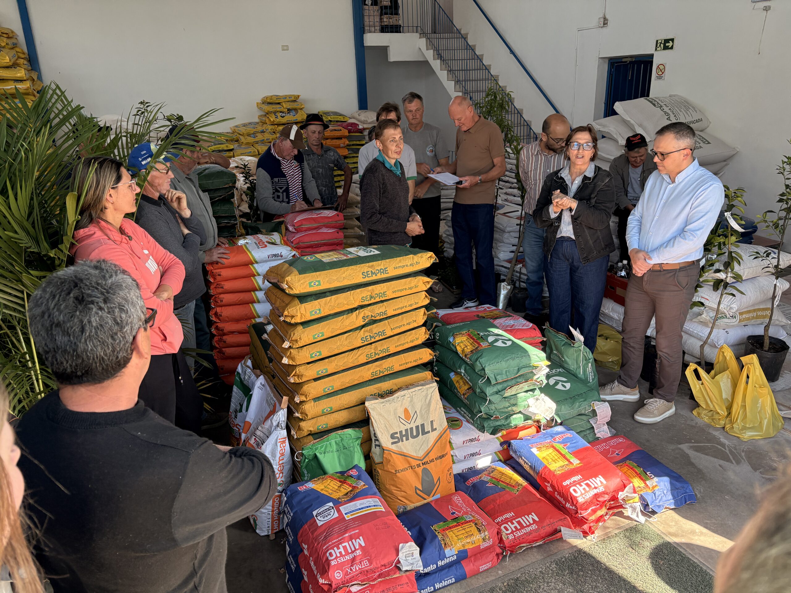 Agricultura entrega sementes de milho para 55 agricultores